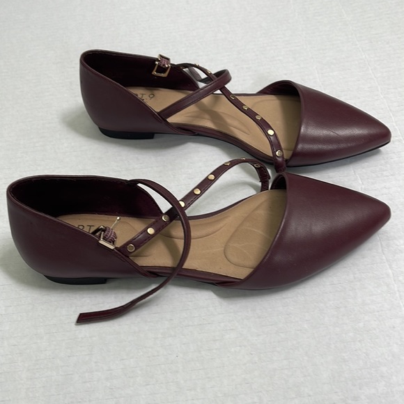 Apt 9 burgundy flat. - Picture 2 of 2